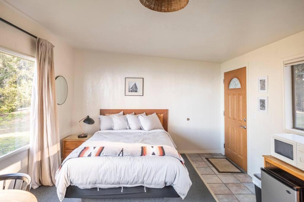 Driftwood Lodge ~ 5 Bedroom / 7 Bath ~ 30-Acre Private Estate On Hwy 1 ~ Hot Tub ~ Oceanview ~ Reunions & Retreats Walsh Landing Luaran gambar