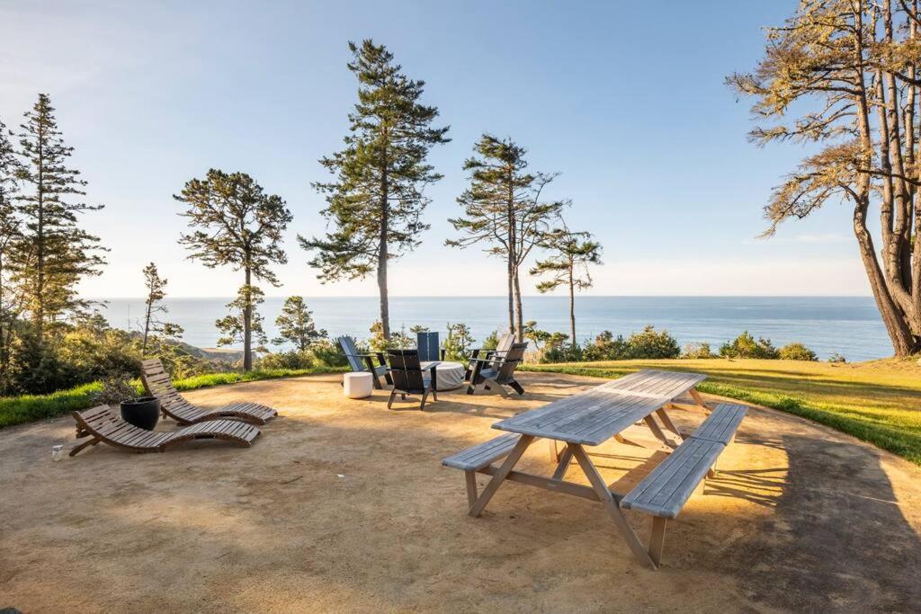 Driftwood Lodge ~ 5 Bedroom / 7 Bath ~ 30-Acre Private Estate On Hwy 1 ~ Hot Tub ~ Oceanview ~ Reunions & Retreats Walsh Landing Luaran gambar